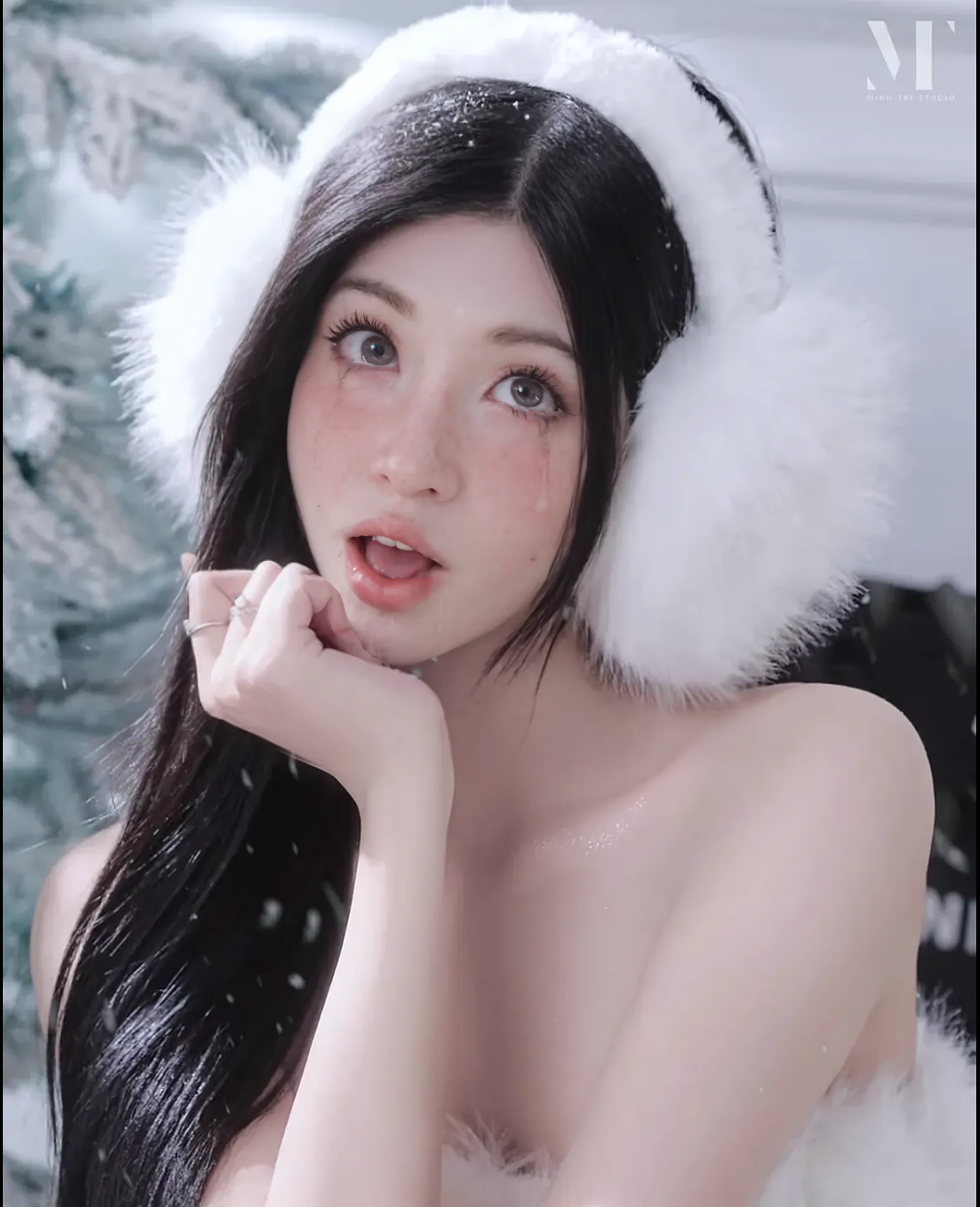 (10 years old) ,girl、(Bunny ears headband)。(Random Nudes)，Exhibitionism，((Random exposure of genitals))。　Beautiful areola。Small breasts. Thin Hair。(On top of a snowy mountain). Detailed and complex background。((Colorful random color hair))。(Round face). ((Long Straight Hair)). Cute smile. Idol&#39;s face. Smooth Hair. Thin Hair. White skin. Cute pose with legs apart