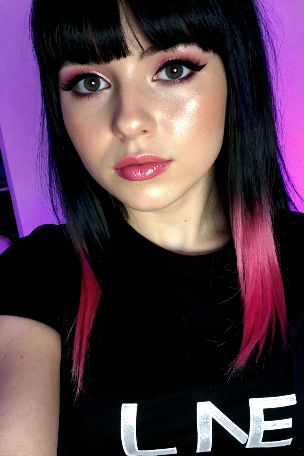The image is a self-portrait or selfie of a young woman.
Subject and Appearance: She has long hair, deep black-blue, with bangs. Her makeup is remarkable, with an eyeliner in the style of "line eye" marked and shiny lips. The color of her cheeks is pink.
Clothing and accessories : She wears a Basic basic black t-shirt with bra.
Environment and Lighting: The background is blurry, but it seems to be a purple or deep pink lighting that casts a glow on your hair and, creating a vibrant and slightly dark atmosphere.