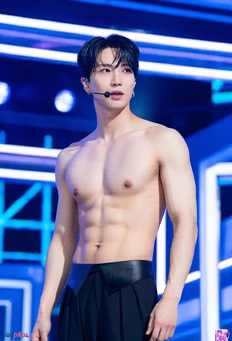 man:1.5,1 man,thief man,(((1man))),((man with stylish short hair)),

(((1male,man:1.5,handsome man,male,male gender:1.5,male focus))),macho man,

((short red hair,detailed hair,highly detailed hair,red hair,dyed interior hair,colored inner hair)),(((lustrous skin:1.5,tanned skin,bright skin: 1.5,skin tanned,shiny skin,very shiny skin,shiny body,illuminated skin))),(((orange_eyes:1.2))),intricate eyes,beautiful detailed eyes,symmetrical eyes,((man ?????)),handsome face,((muscular)),(((detailed face))),

alluring look,????,

(((???? ?????))),(super thigh latex micro ?????), wet body. Full length shot(fls). , thick thighs , wide ????

(dynamic pose:1.0),solo focus,((evil smile,evil look)),(centered,scale to fit dimensions,Rule of thirds),

cyberpunk city by the ocean at night, with bright neon signs and dark stormy clouds and puddles, scenery:1.25,nighttime, starry night, cosmos,Very dark night that makes the neon lights stand out, very bright neon lights,nighttime, starry night, cosmos,

highres, sharp focus, (ultra detailed, extremely detailed), (photorealistic artwork:1.37),(extremely detailed CG unity 8k wallpaper),((synthwave background theme)),(((vibrant colors))),(intricate background),(masterpiece),(best quality), phat ????? , super hot boy , ???? , ((mingyu ))， handsome kpop idol looking , masculine. , bodybuilder