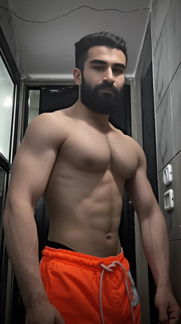 Um homem bonito, com barba aparada, gostoso e posando sensualmente deitado apenas de cueca branca com volume da pica dura por baixo da cueca, posicionada para o lado direito.