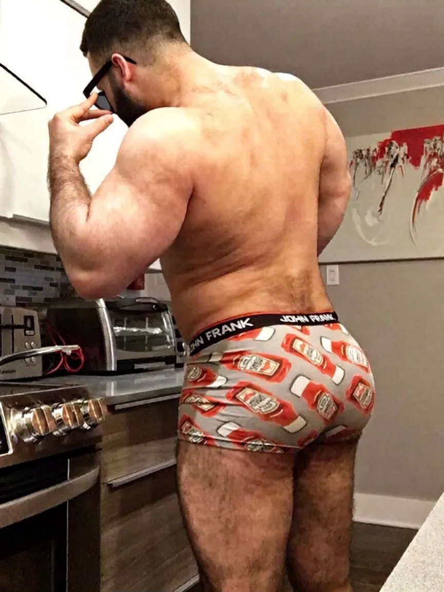 Un hombre con la cara se parece a braden werch., Su cuerpo es musculoso y pe barba dentada. Full body. Camisa Fajada,((big )), backside manly, blue trouser