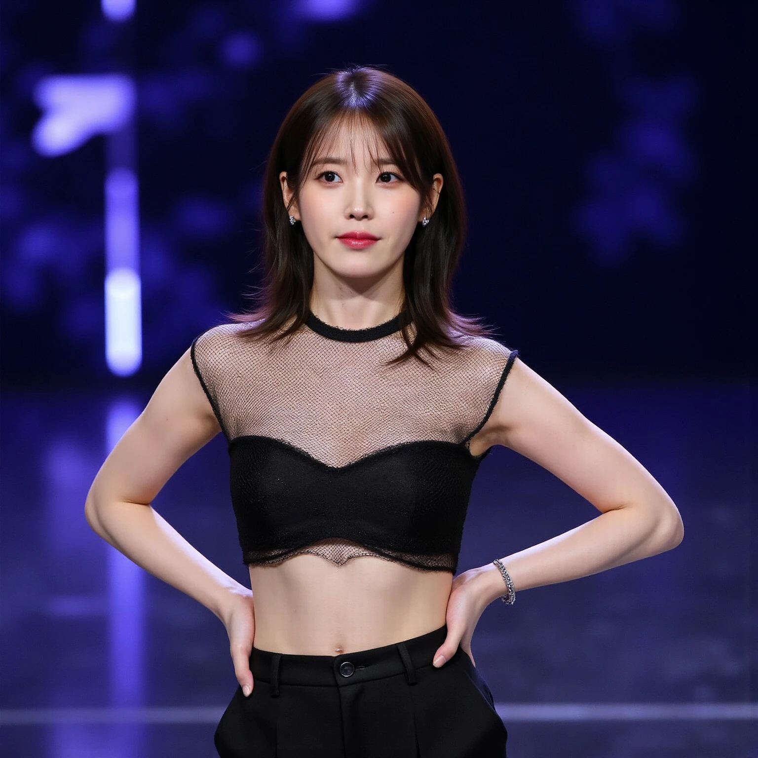 Un primer plano de una mujer con una blusa negra y pantalones cortos, Kiko Mizuhara, foto de la revista, inspirado en Wang E, Modelo de moda femenina coreana, cintura - disparo, Sun Yunjoo, Wenfei Ye, ji-min, cintura delgada, Parque Ji-min, Xision Wu, Dent Wu, Heonhwa Choe, Seseon Yoon