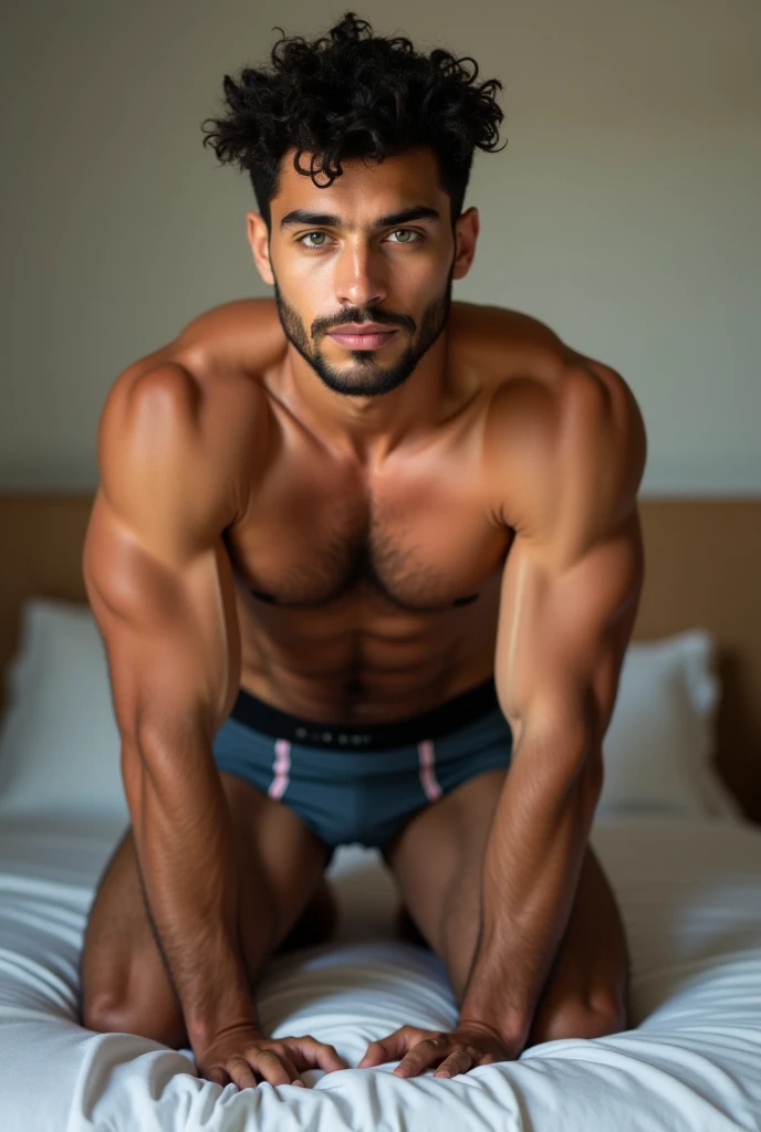 Joven hombre musculoso de Oriente Medio, Age 25 years, posa para una foto de cuerpo completo. bulto grandisimo en la entrepierna, en boxers, manos gruesas, imagen realista.