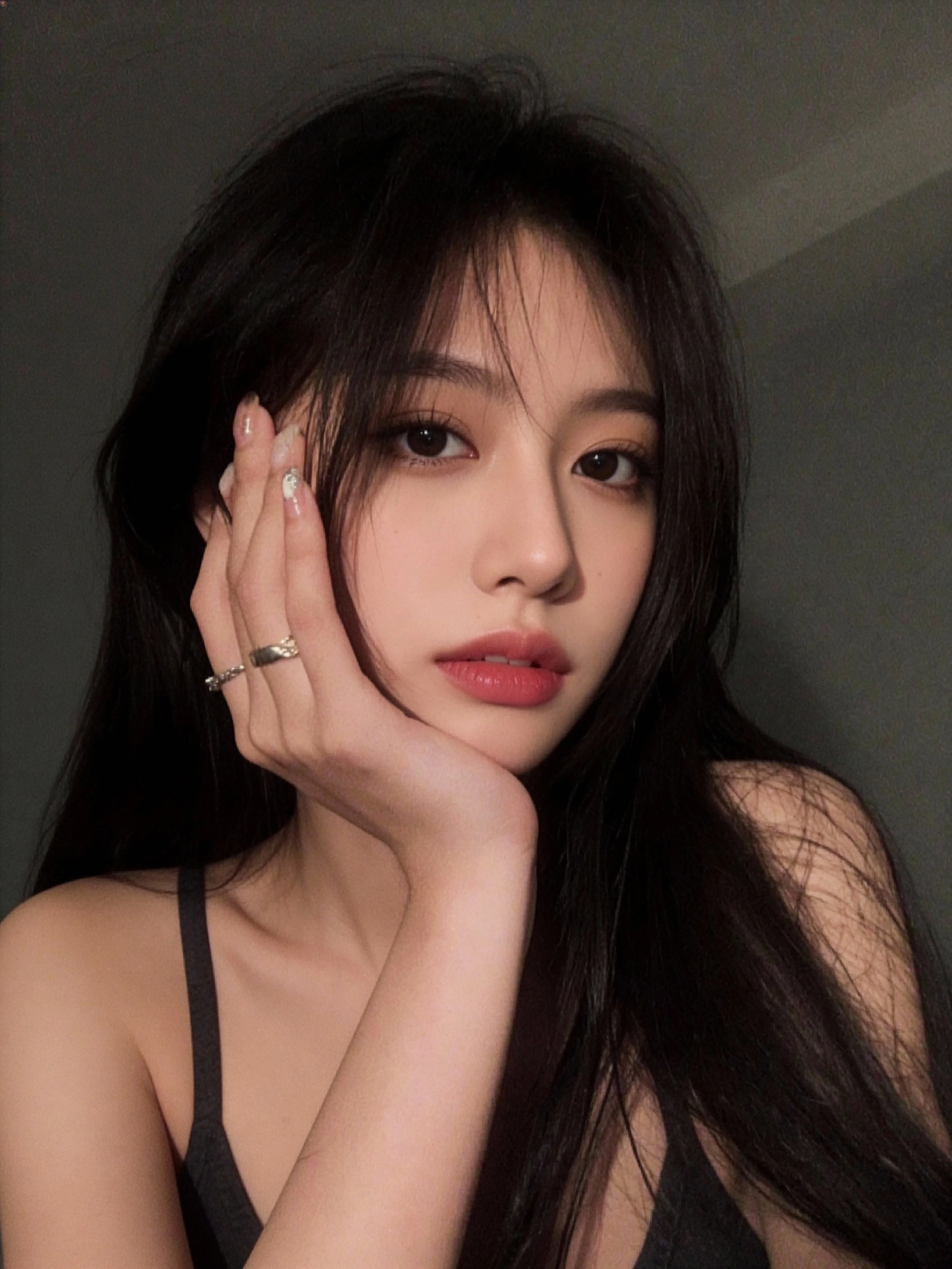 delicado,master part, lindo detalhado, finamente detalhado, detalhes intrincados, (Realistic:1.2), (Quase sem luz:1.2),(movie noise:1.4), 1 Homem, DonLee, (corpo inteiro), (Olhando para o Viewer:1.2), (crouching on floor:1.4), (Apontando o dedo para Viwer:1.3)  canhão EOS 5D MARK III, 50mm Sigma f/1.4 lentes ZEISS, F1.4, 1/Anos 800, ISO 100,(Rosto detalhado),(cabelos pretos),(naipe),jennie blackpink, JENNIE BLACKPINK, JENNIE BLACKPINK