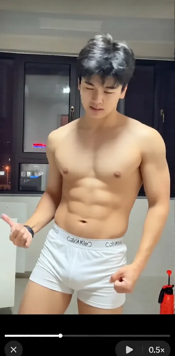 Japanese men、15 years old、Well-developed muscles and smooth skin、The opposite of spiky, blonde hair like Bakugou、He laughed fearlessly, showing his teeth.、Boxer briefs、The whole body is visible from toes to head、Bathroom、