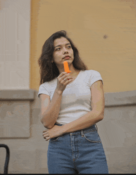 Красивая женщина ест эскимо