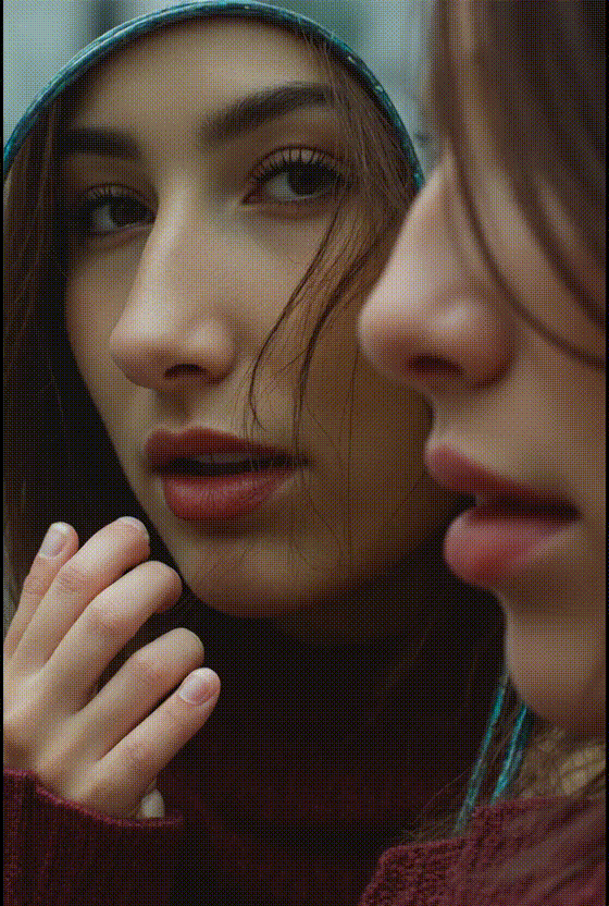 KI-Videoaufnahme:Mädchenporträt mit Spiegelreflexion