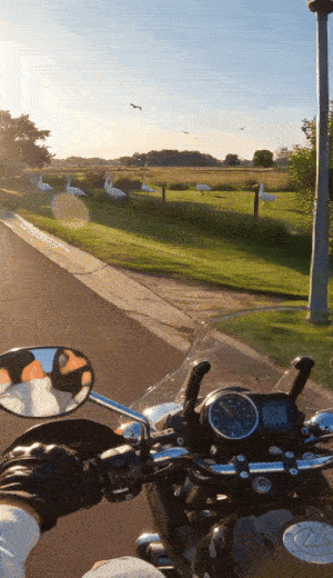 Naik sepeda motor memasuki latar belakang