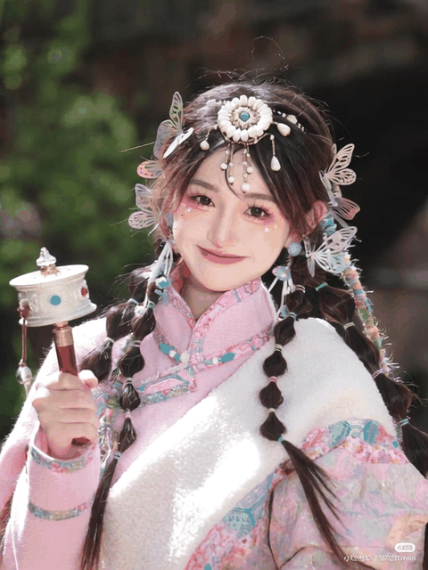 女孩展示自己的梳妆台（视频）