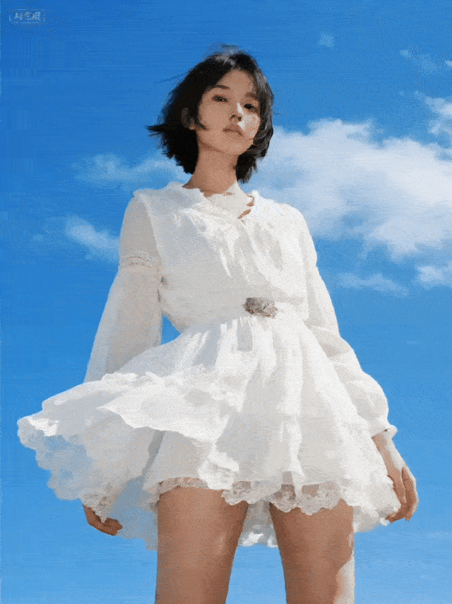 跳入大海並騎乘海豚