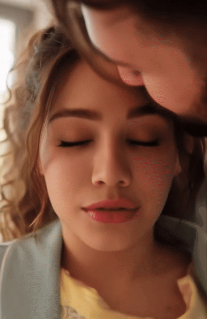 привет, могли бы вы прийти сюда и помочь мне с моей одеждой?