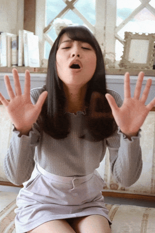 유리에 가까이 다가가면 충격을 받게 됩니다.