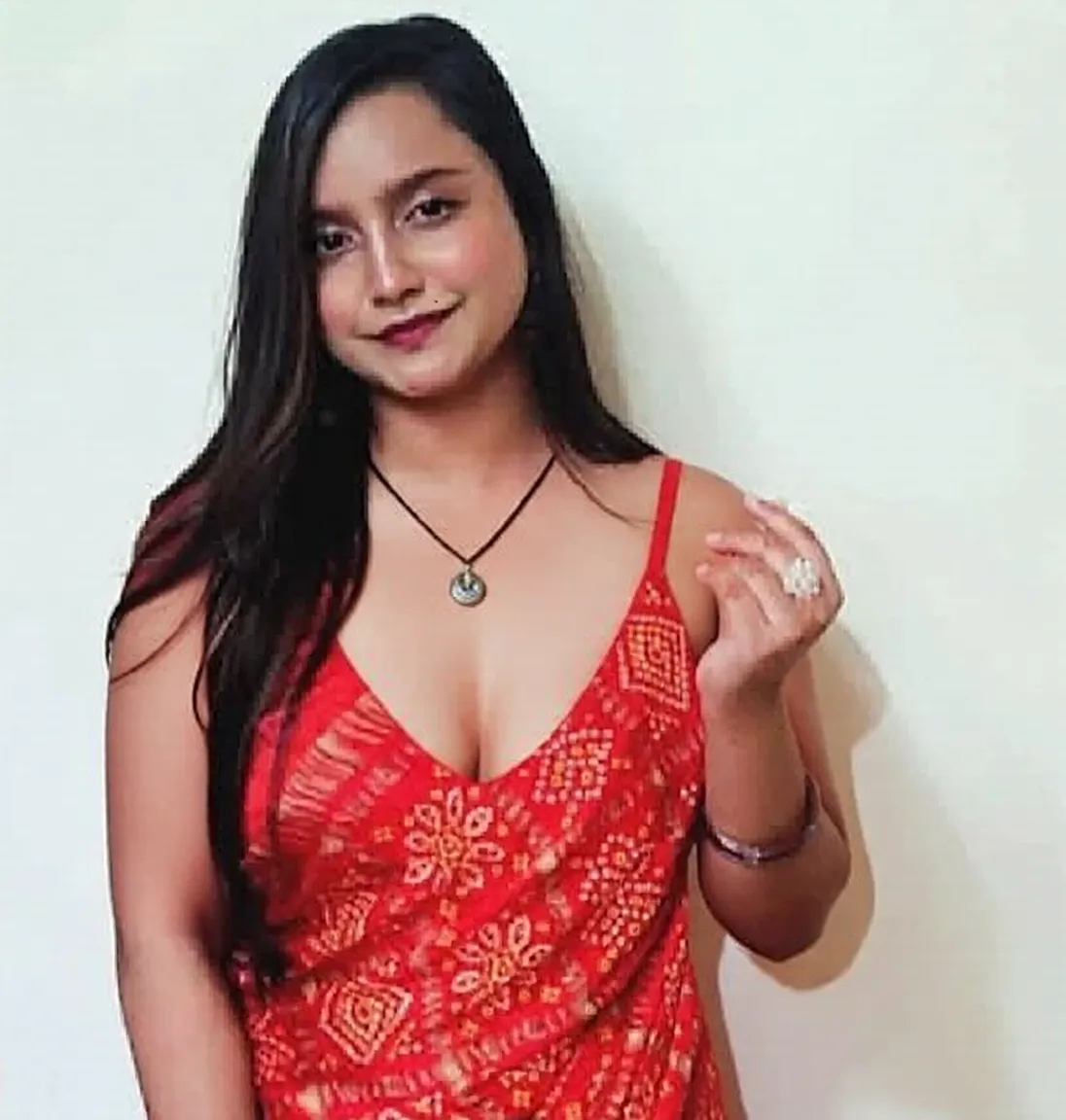 ((Mejor calidad, 8k, obra maestra: 1.3)), 1chica, sonriente, cuerpo completo, cara delgada, mujer bonita, (Brown Dark Hair), vestido de cuerpo entero: 1.1, cara ultra detallada, ojos detallados, 二重まぶた, fondo borroso, cara delgada, ciudad, exterior, calle, en ropa interior o desnuda