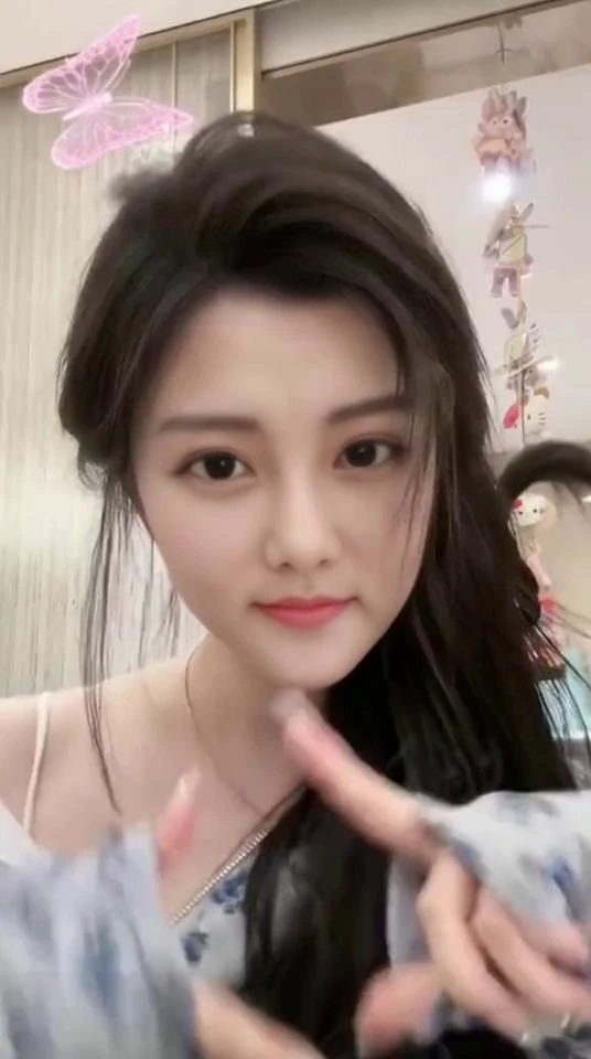 1girl,solo,long hair,necklace,black hair,striped,looking at viewer,realistic,black eyes,jewelry,striped shirt,lips,indoors,head tilt,upper body,shirt,brown hairsolo focus,upper body,(masterpiece, best quality, realistic,),(photorealistic:1.3),(natural skin texture:1.2),