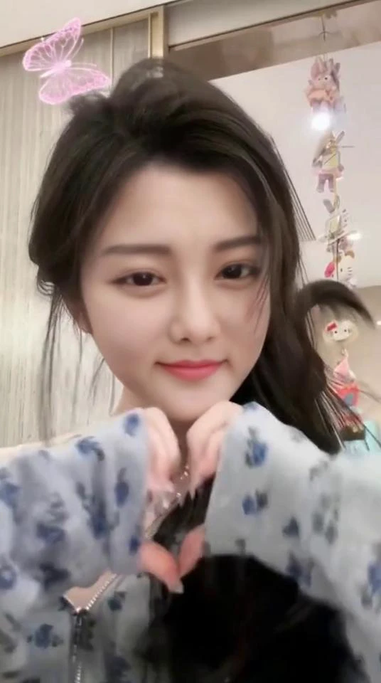 1girl,solo,long hair,necklace,black hair,striped,looking at viewer,realistic,black eyes,jewelry,striped shirt,lips,indoors,head tilt,upper body,shirt,brown hairsolo focus,upper body,(masterpiece, best quality, realistic,),(photorealistic:1.3),(natural skin texture:1.2),