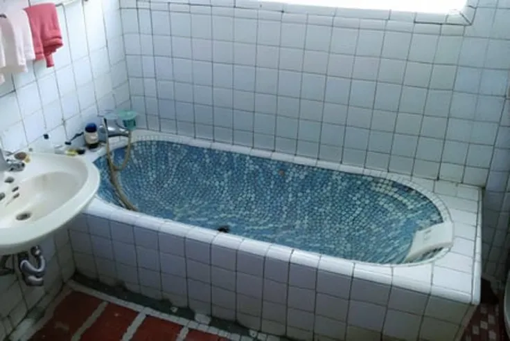 masterpiece, high quality, a bathroom with a mirror and a bathtub in it's corner, and a glass shower door , ,8k uhd, dslr, soft lighting, high quality, film grain, Fujifilm XT3 <lora:100_Taiwan old bathtub_1v5_768_0001BD5e_NR128NA128off:1>  tile floor, bathroom tiles, tidy ,Taiwan old bathtub, with a blue and white tile, bathtub_\(Taiwan\)