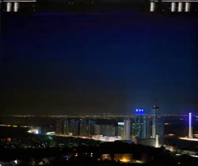 moskva_xxi, vhs, city lights, night, cityscape
<lora:moskva_xxi:1>
<lora:style_ VHS3:1>
