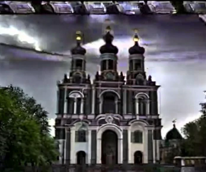 moskva_xxi, vhs, building, church, rain, lightning
<lora:moskva_xxi:1>
<lora:style_ VHS3:1>