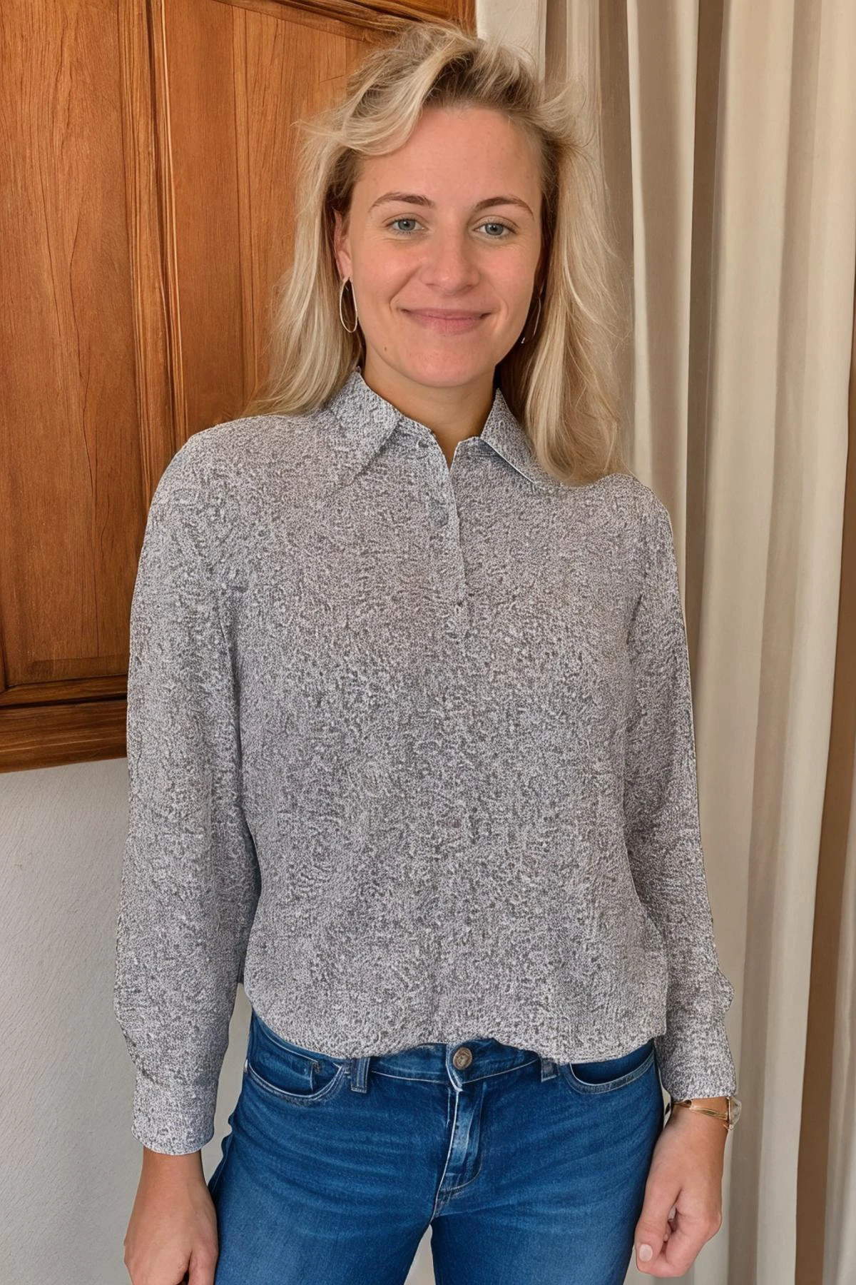 <lora:perfect_girl11:0.9>, perfect_girl11, photo of a woman, wearing a shirt, wearing jeans, standing, (sharp forcus, highly detailed, 4k, 8k, best quality, masterpiece, ultra highres:1)