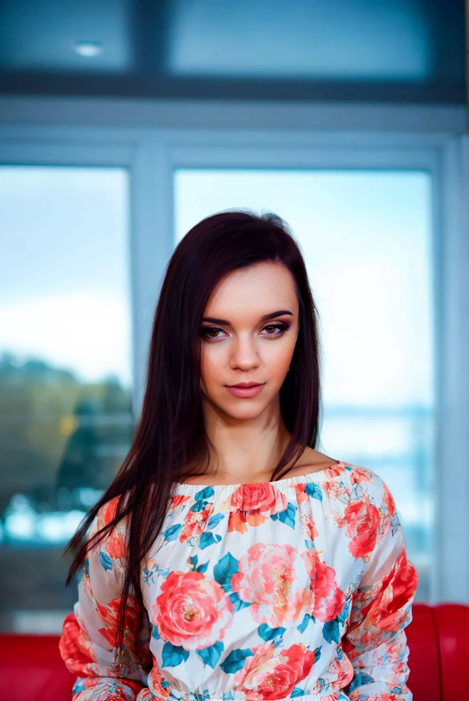 A full color portrait of a beautiful woman wearing a trendy outfit at a celebrity party,closeup,epic character composition,by ilya kuvshinov, alessio albi, nina masic,sharp focus, subsurface scattering, f2, 35mm, film grain <lora:leagu:1>