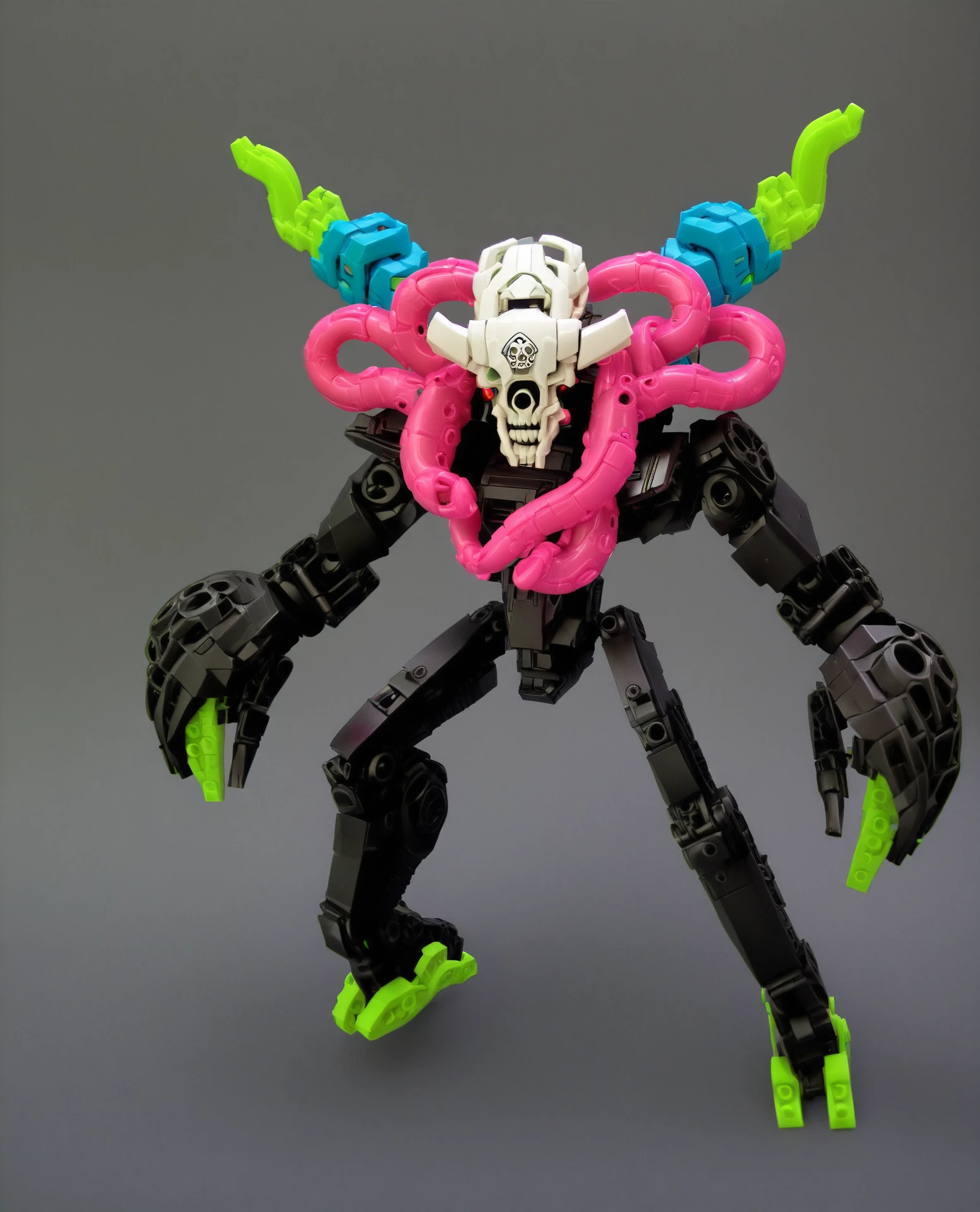 mecha, solo, humanoid robot, grey background, standing, lego, bionicle, skull, gauntlet, tentacle, <lora:djok-000015:0.85>