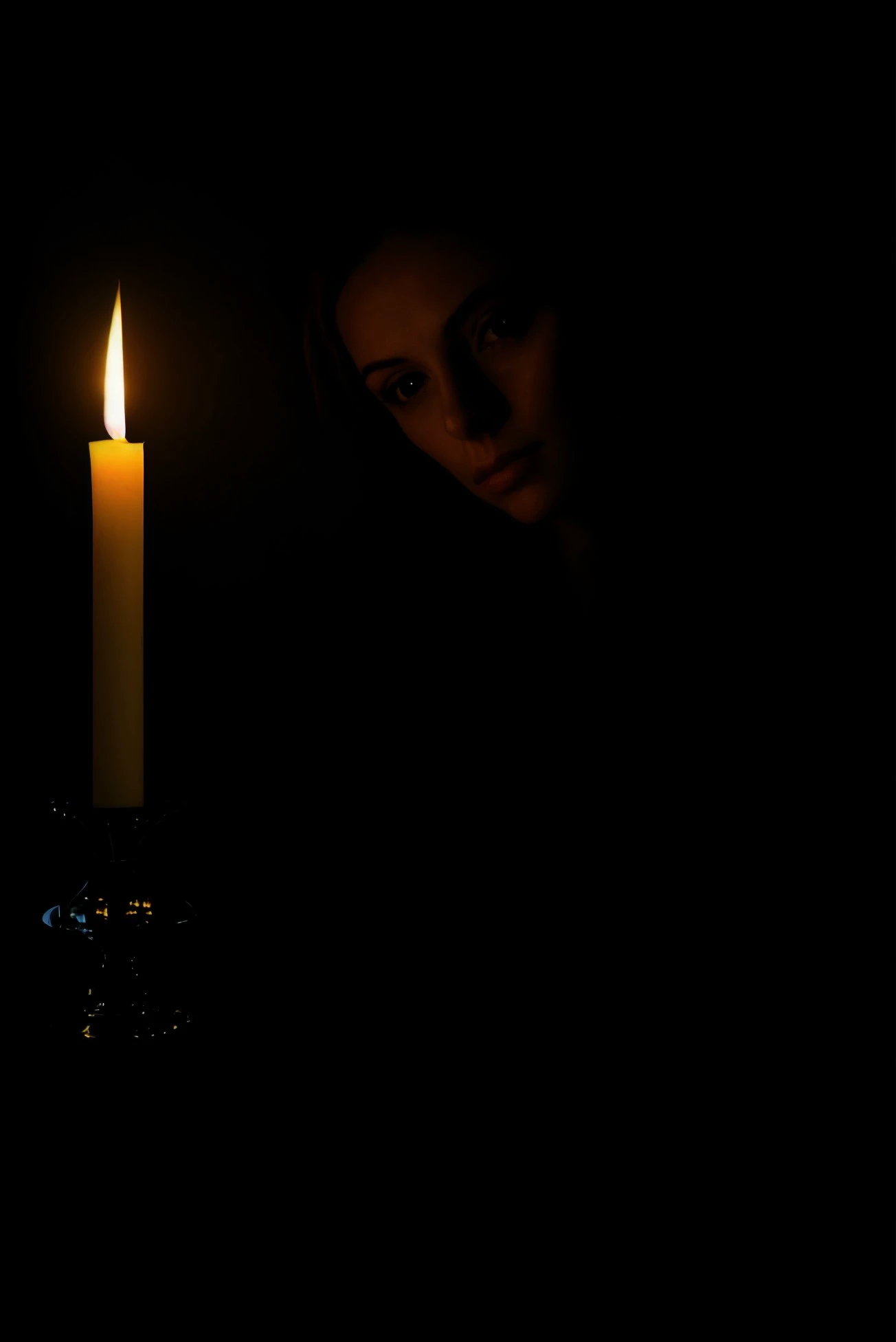 woman 20 years young portrait, middle shot, European, 
([Sophia( :0)Loren|sarah james|taylor( :0)swift]:0.9) closeup,
candlelit, <lora:dynamic_shot_43_candlelit:0.75>
dark,
highres, high quality, high resolution, hd, 4k, masterpiece, realistic,