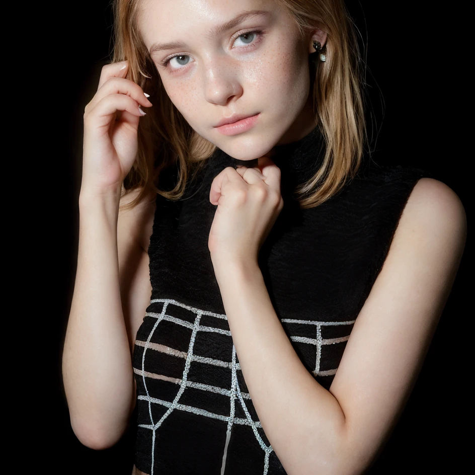 one women, 1 girl, dressed, photo, studio photo