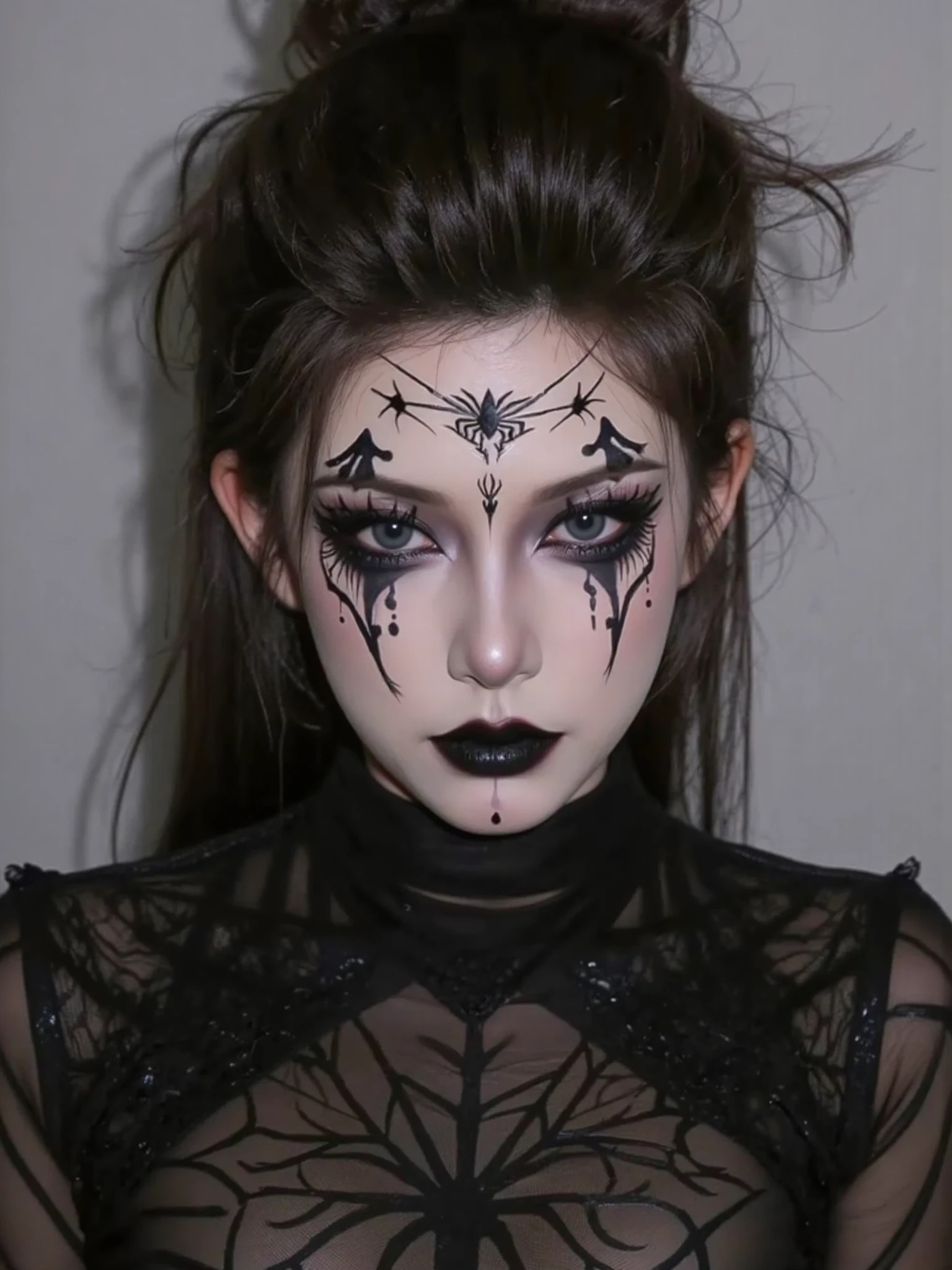 une jolie fille qui rougit, à la peau pâle, maquillage gothique