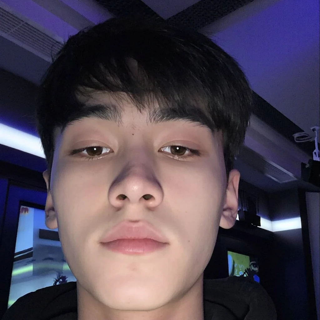 SNAPCHAT STYLE - SELFIE - REDMOND - LORA STLYE v1.0 - QWEN IMAGE
