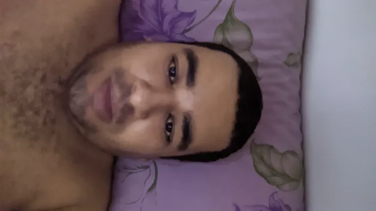 Raziel deitado na cama