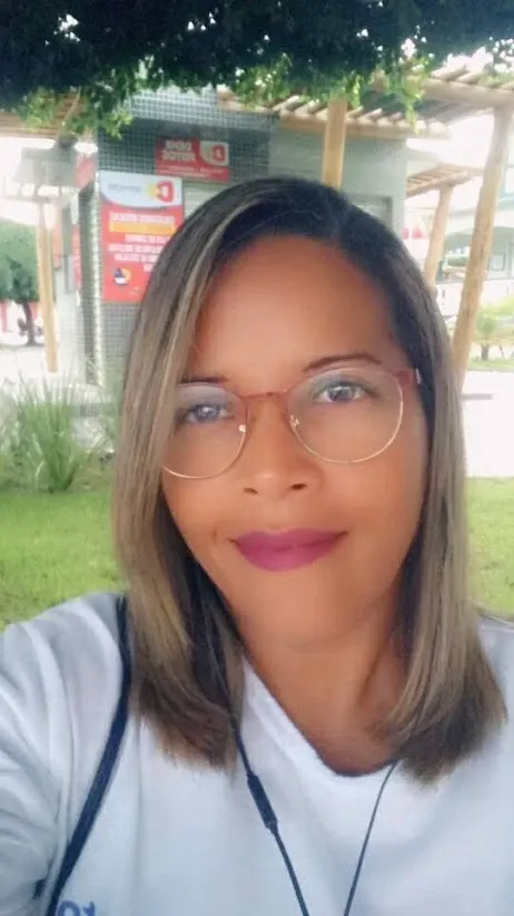 Mulher com cabelo platinado, em um vestido de flores de gelo, uma linda coroa na cabeça, rosto detalhado, pele detalhada, frente, floresta congelada de fundo, capa, unzoom, gargantilha, pintura hiperdetalhada, luminismo, iluminação de barra, complexo, conceito de resolução 4k retrato artístico de Greg Rutkowski, Artgerm, WLOP, Alphonse Mucha, pouca fusão pojatti gótico realista, detalhes isométricos fractais bioluminescentes: uma fotografia realista impressionante 30 anos