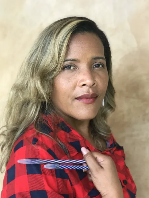jovem caucasiana magra e pálida chorando enquanto olha para cima, (fundo da floresta), cabelo rosa e dourado, fada e flores, flores se misturando ao cabelo, chuva forte deixando-a toda molhada, corpo inteiro, capa, gargantilha, pintura hiperdetalhada, luminismo, iluminação do bar , complexo, retrato de arte conceitual com resolução 4k de Greg Rutkowski, Artgerm, WLOP, Alphonse Mucha, pouco fusion pojatti gótico realista, detalhes isométricos fractais bioluminescentes: uma fotografia realista impressionante 30 anos

