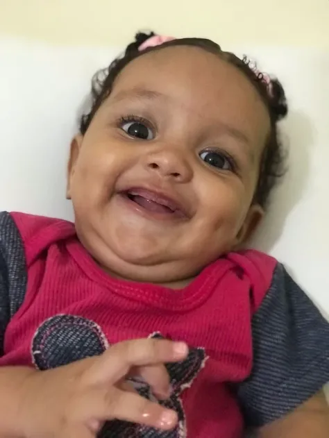 Mulher maravilha de pele marrom , garotinha , trem , em pé , cabelo afro lindo desenho animado 8k extremamente detalhado