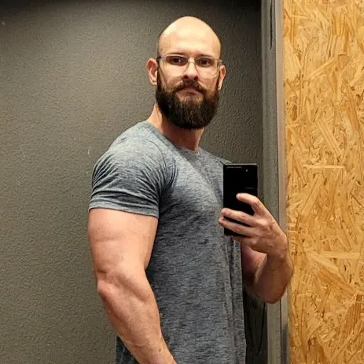 bonito, careca, barba castanha, olhos esverdeados, óculos quadrado, óculos armação preta, 35 anos, musculoso, definido