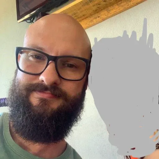 bonito, careca, barba castanha, olhos esverdeados, óculos quadrado, óculos armação preta, 35 anos, musculoso, definido