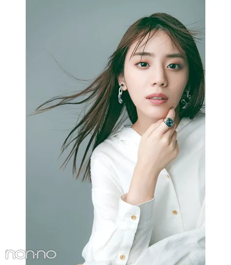 arafed image of a woman with long hair and earrings, 奈良美智, paru itagaki, shiori teshirogi, lee ji - eun, lee ji-eun, narumi kakinouchi, style of yoshii chie, by Yasutomo Oka, harumi, yuuka kazami
