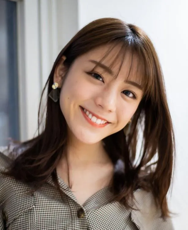 <lora:zhouzhou_zsyV10:0.85>,(8k, raw photo), film grain, ultra high res, ultra-detailed, (ultra skin details),incredibly absurdres, strong rim light, nude,Asian, slim girl, seductive smile, stare, small breasts, tattoo,  braided hair, ((light brown hair)), (photorealistic:1.3) <lora:koreanDollLikeness_v15:0.08>,[mature female], sunlight,1girl, instagram, outdoors, (black shirt), (((city))),(extremely detailed face)