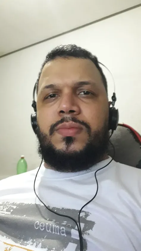 Homem sentado na cadeira