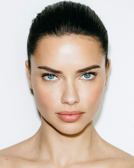 Photo of a 20 year old brunette woman, that has a very natural face, thin lips