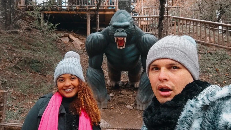 eu e ela no zoológico com um gorila