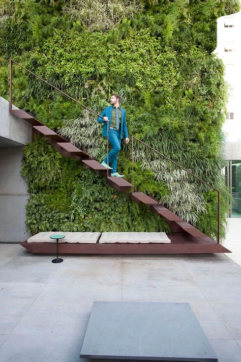 Creation of a three-dimensional green transitional space.