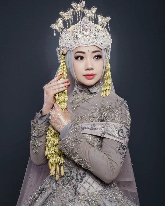 I will provide information about clothing for Asian women 
