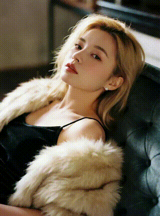 This feature uses mixed video pseudo-graphics, enters a picture, outputs a video of a similar person, and makes her ??? bigger.