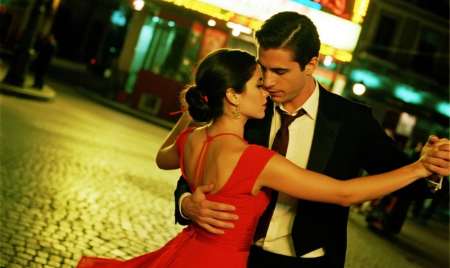 Pareja Bailando Bajo Luces de Neón