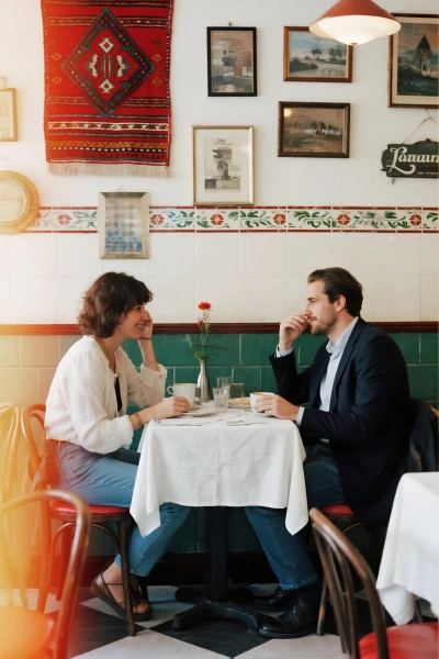 Pareja con estilo artístico en una cafetería vintage