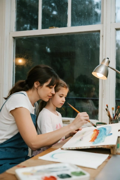 Pintando en la ventana durante la lluvia