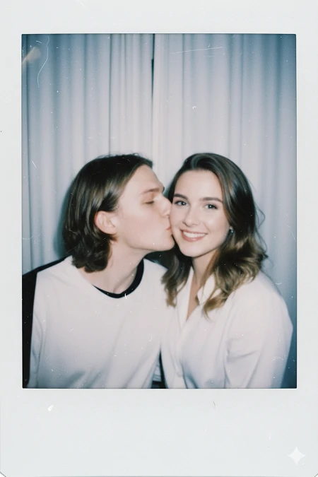 pose de beso polaroid