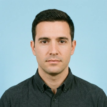 Foto de pasaporte estándar con fondo azul