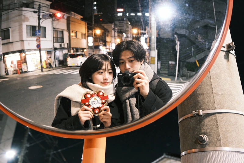 夜の街角：カーブミラー越しの自撮り