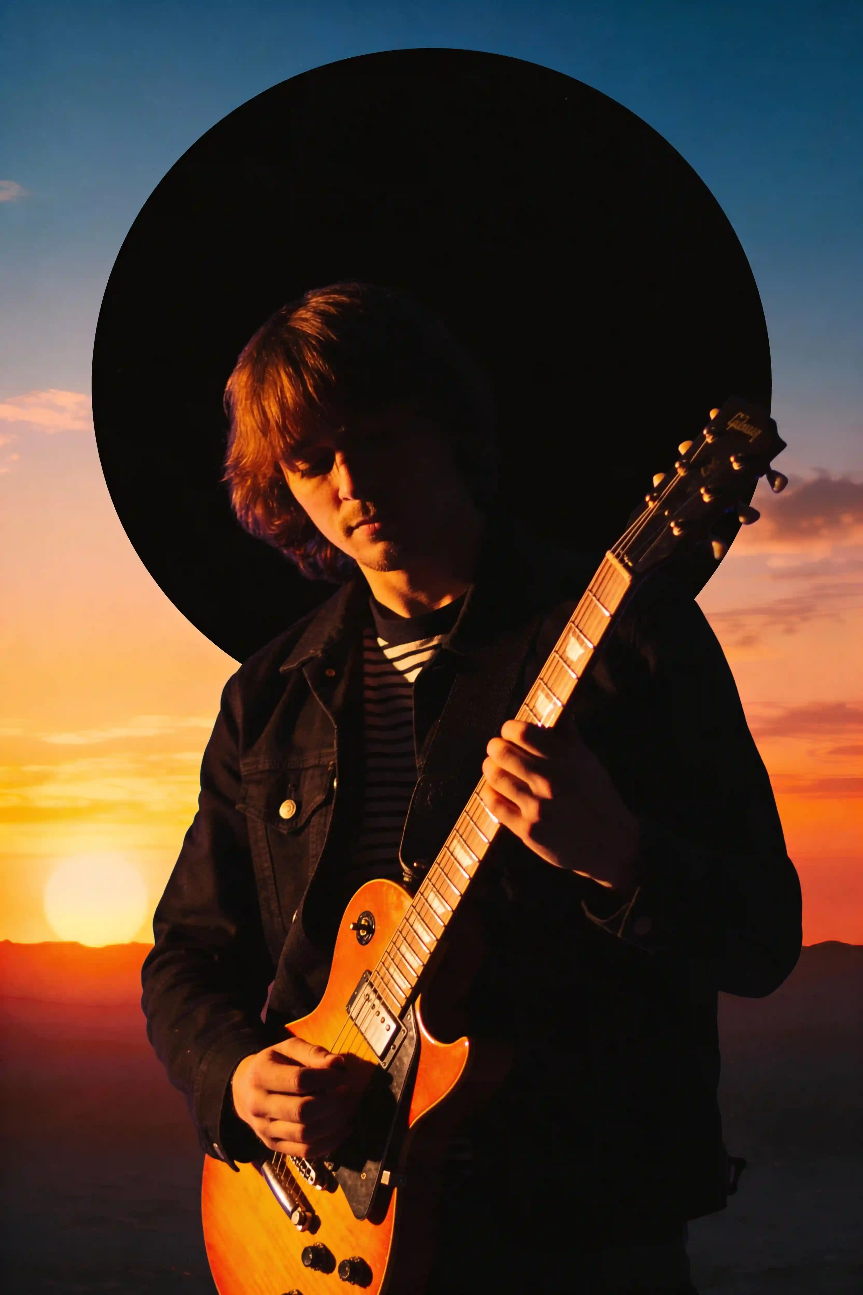 Silhouette di chitarrista synthwave creata usando i prompt di Grok Imagine